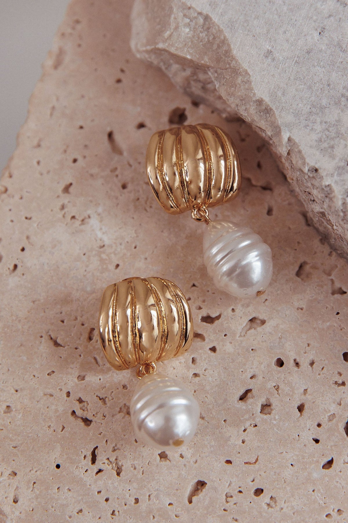 Andi Ridged Pearl Drop Stud Earrings Gold/Pearl